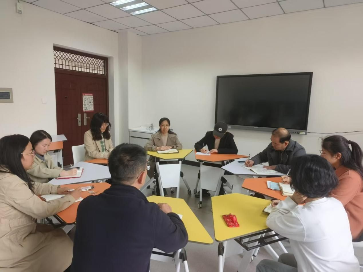 會議室里的人們描述已自動生成