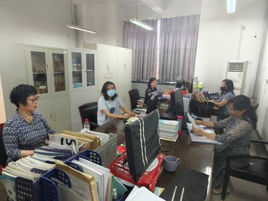 一群人站在桌子邊中度可信度描述已自動生成