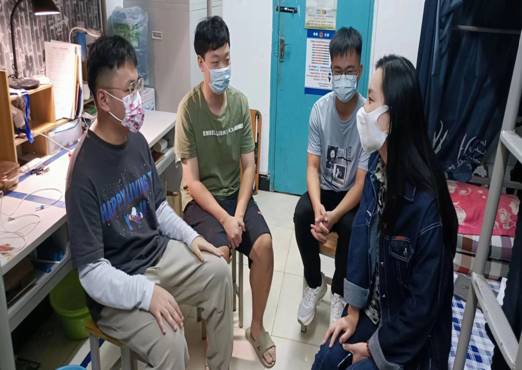 輔導(dǎo)員走訪學(xué)生宿舍2