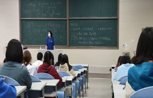 輔導(dǎo)員開(kāi)展舍長(zhǎng)專題研討活動(dòng)