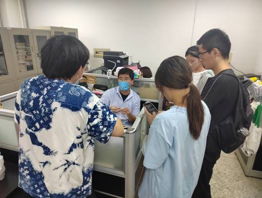 輔導(dǎo)員處理學(xué)生事務(wù)并與學(xué)生談心談話