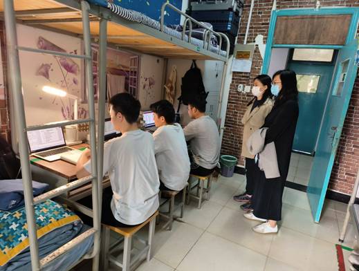 學(xué)工干部檢查學(xué)生線上聽(tīng)課情況