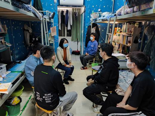 輔導(dǎo)員走訪學(xué)生宿舍1