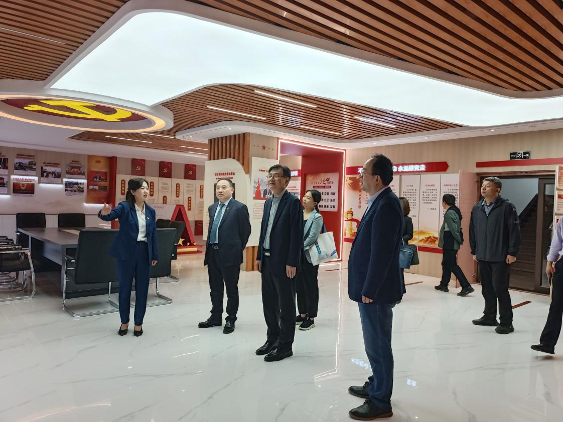 參觀黨建黨史展廳